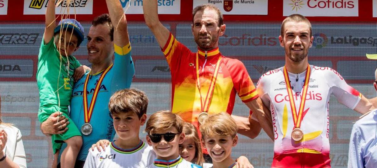 Valverde, en el podio con Luis León Sánchez y Herrada.