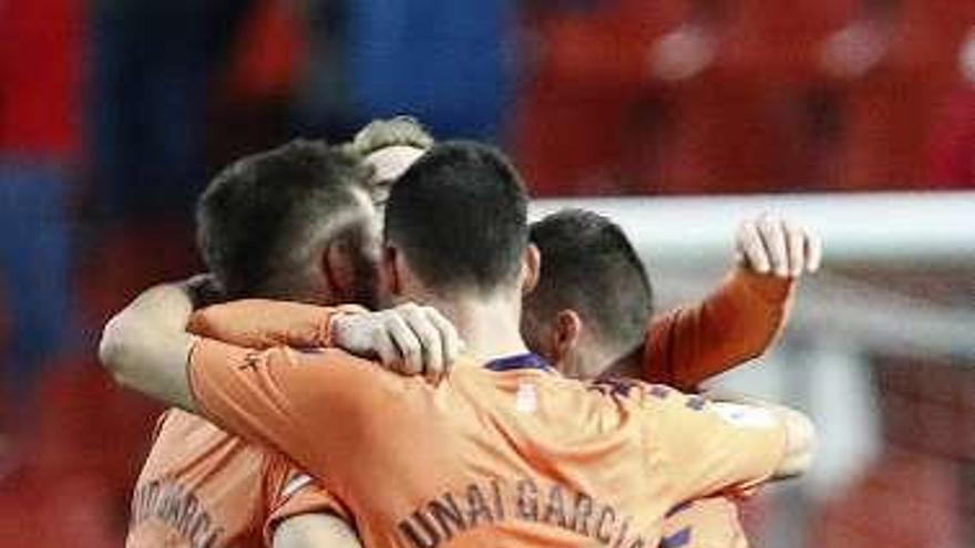 Los jugadores del Osasuna celebran el 0-2, ayer, en El Molinón.