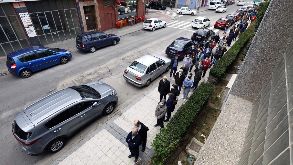 Varias personas guardan fila para recibir la dosis de Janssen, el pasado sábado