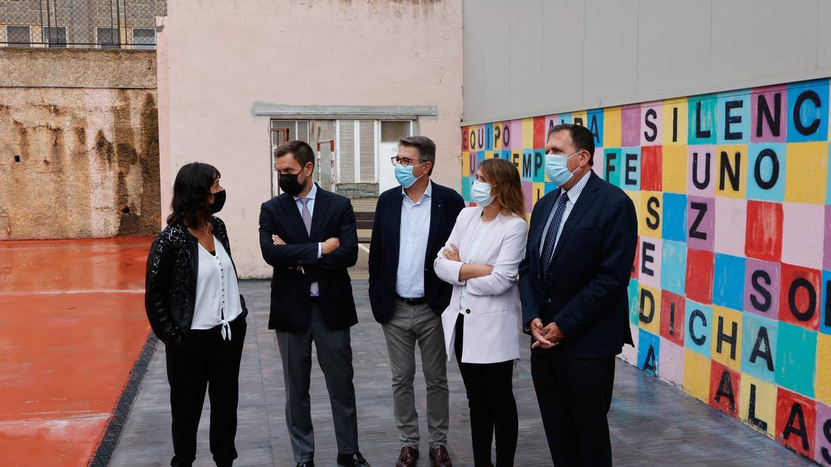 La consejera Rocío Lucas (3d), durante su visita ayer a un centro en Soria.