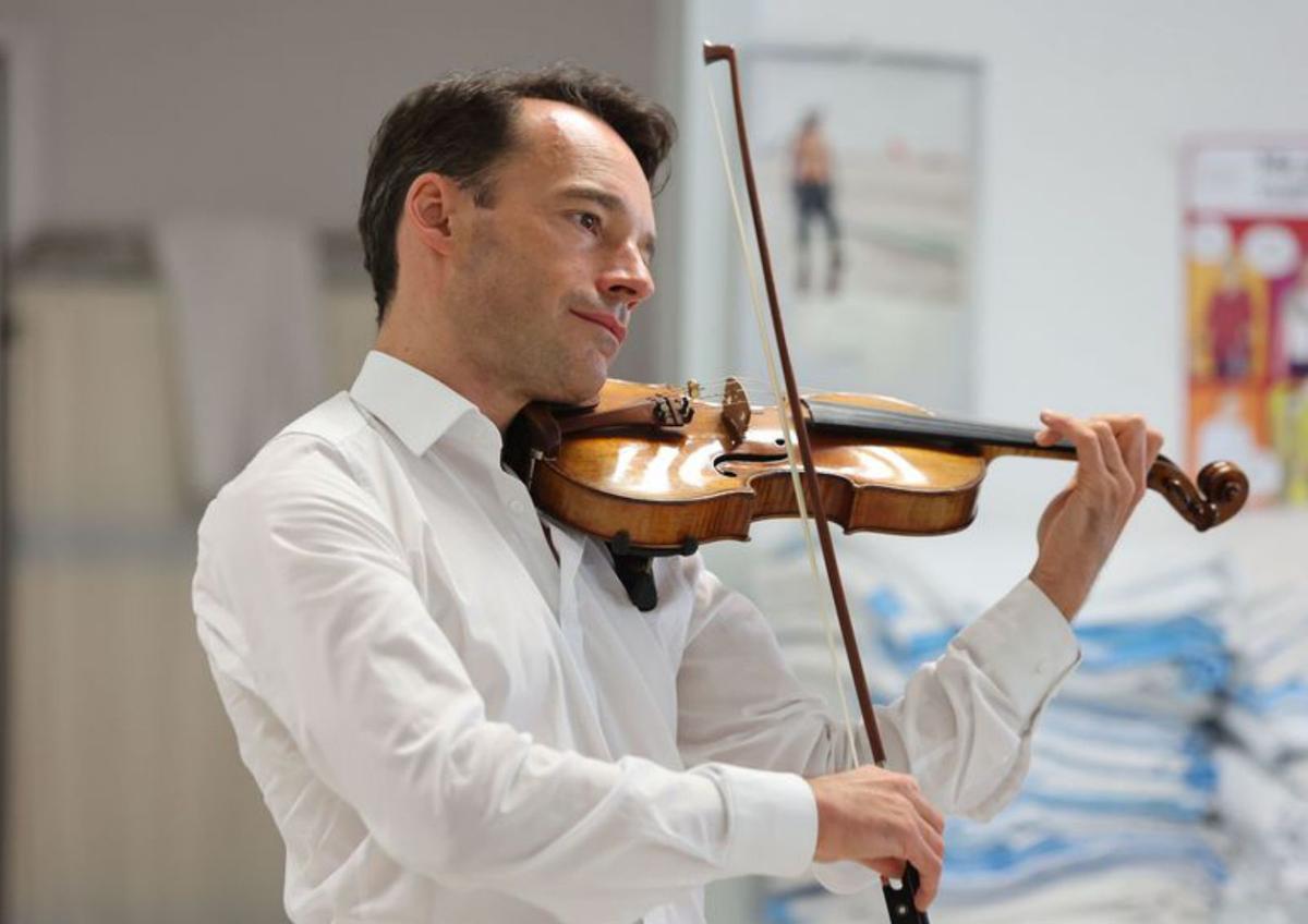 Linus Roth toca su violín stradivarius. | DANIEL ESPINOSA