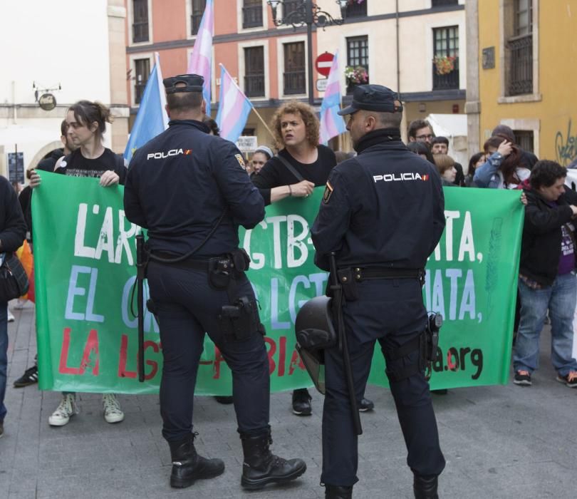 Manifestación en Oviedo contra el autobús de "HazteOir"