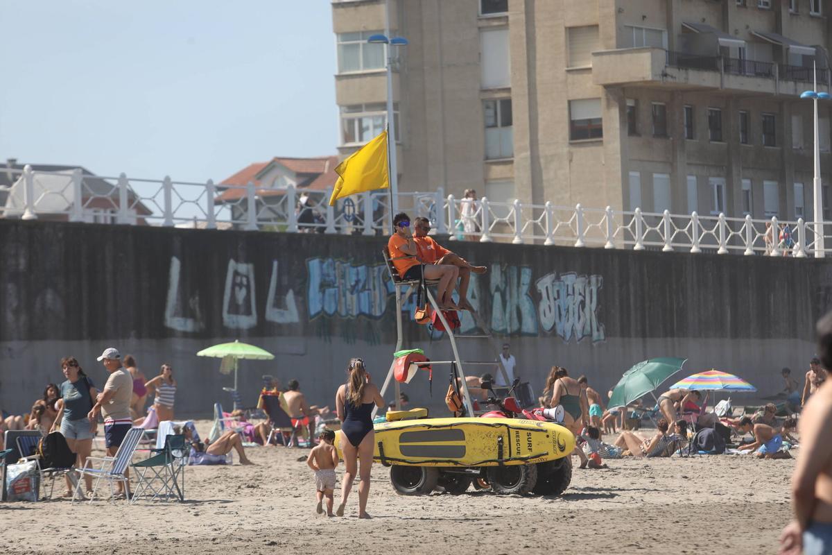 Socorristas en la playa de Salinas durante una temporada pasada.