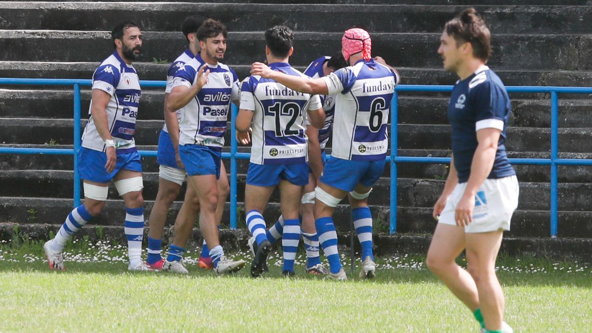 Los jugadores del Belenos celebran un ensayo