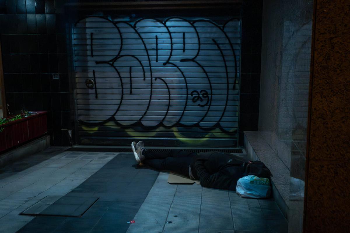 Barcelona 3/12/2025 Sociedad Recuento de personas sin hogar por parte de Arrels. - Baix Guinardó. AUTOR: JORDI OTIX