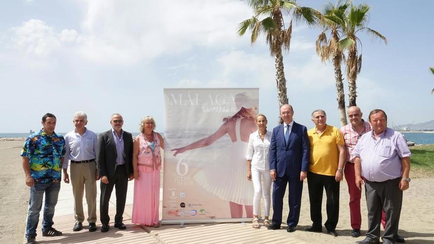 Teresa Porras, concejala de Playas y Manuel Villafaina, presidente de la Asociación de Empresarios de Playas junto con representantes de las empresas colaboradoras