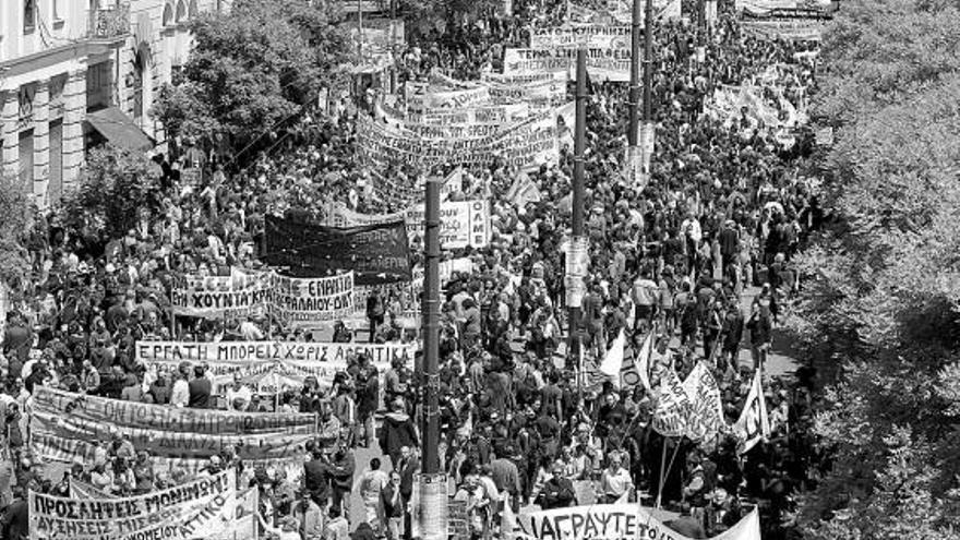 Manifestación por las calles de Atenas contra las políticas de ajuste y las reformas en Grecia.