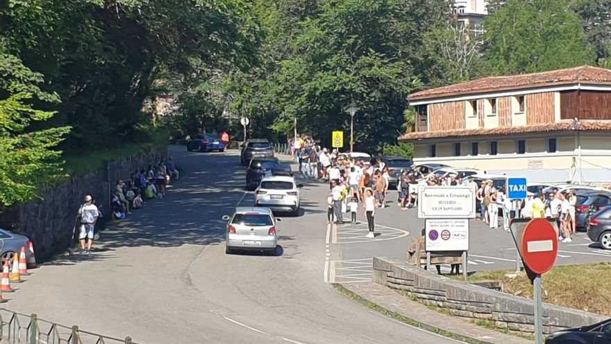 Autobuses y taxis, a pleno rendimiento rumbo a los Lagos de Covadonga