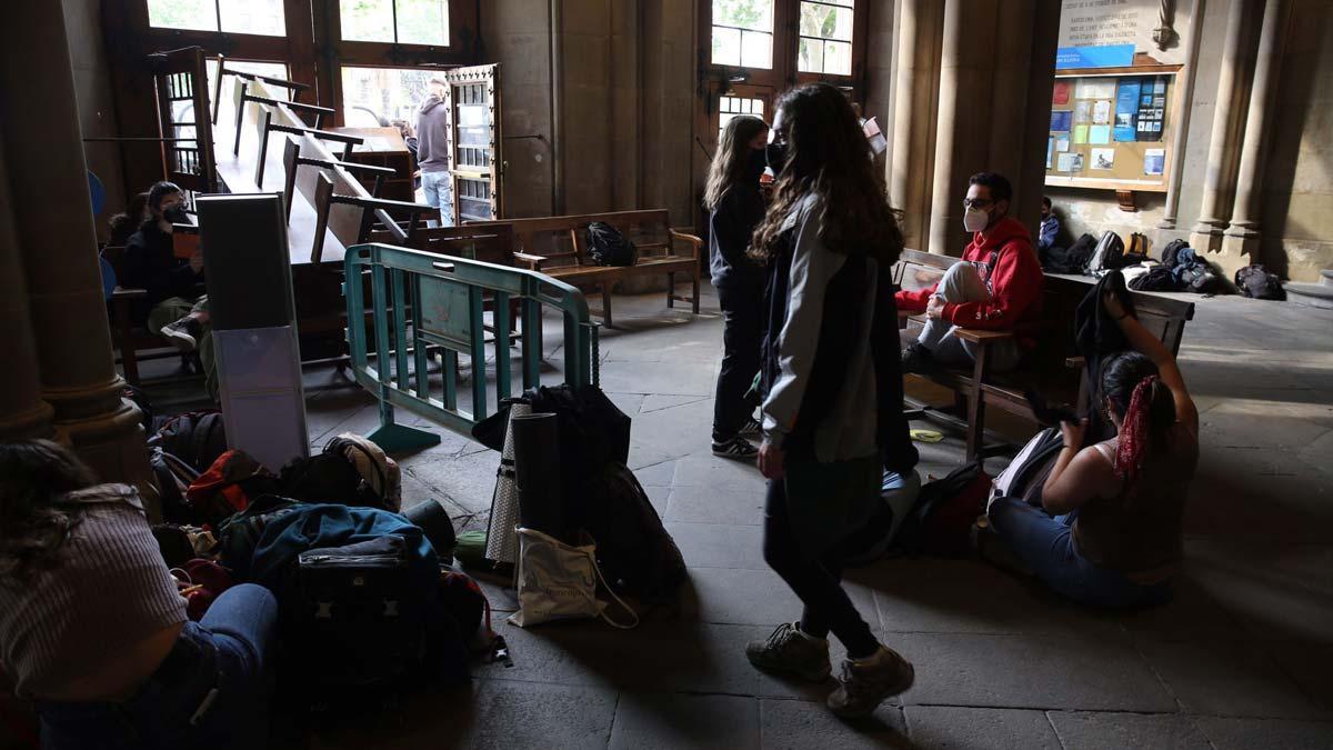 Un grupo de estudiantes ocupan el rectorado de la Universitat de Barcelona