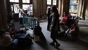 Estudiantes en el interior del rectorado.