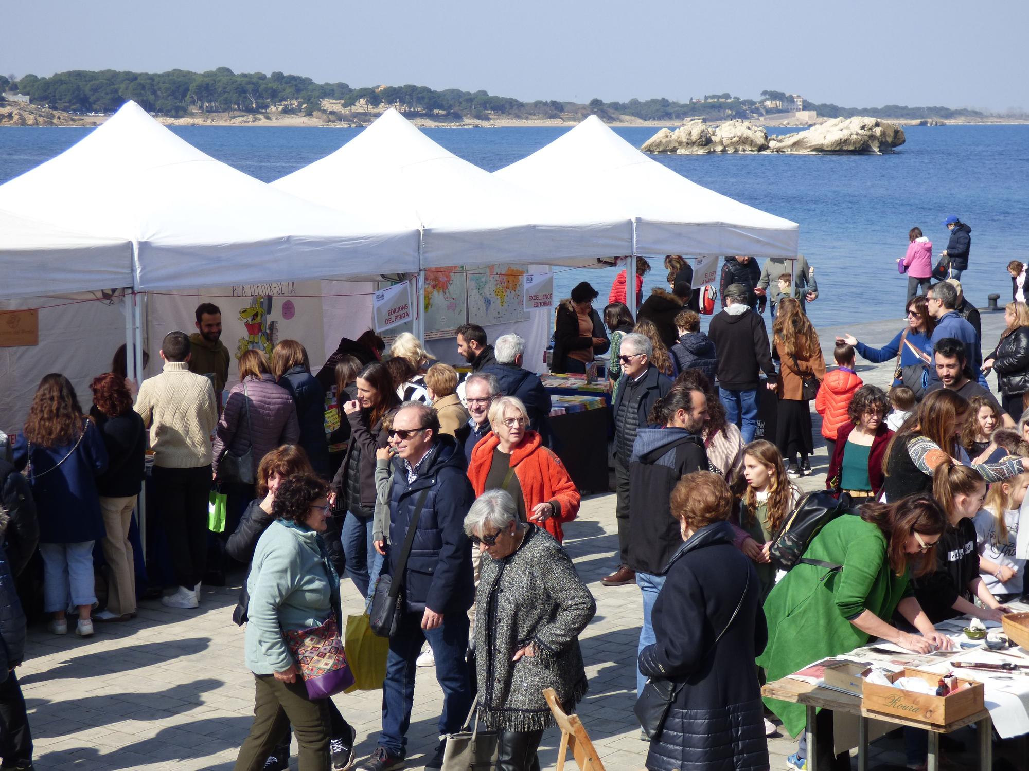 La literatura s'apropia de les platja de les Barques de l'Escala