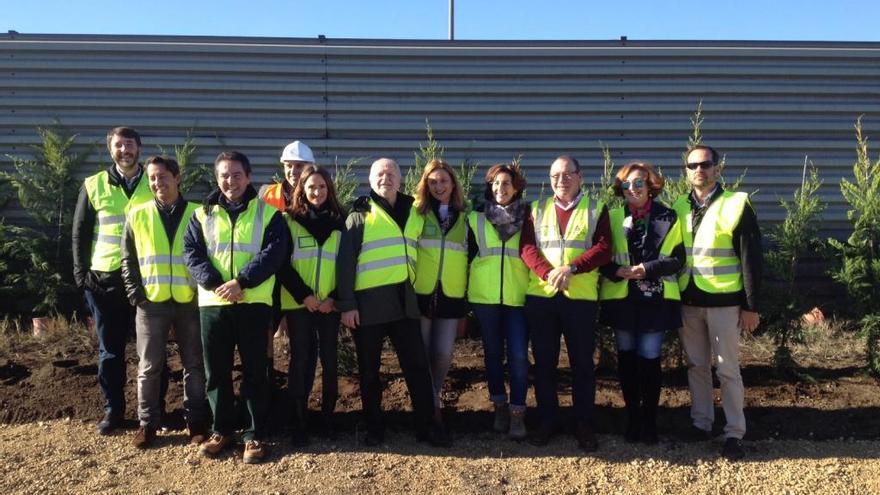 Los responsables portuarios, al lado de los primeros cipreses plantados.