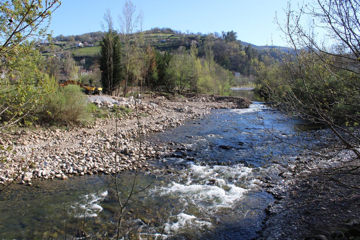 El espigón en el río que se está construyendo en el área de La Cuaña. | L. M. D.