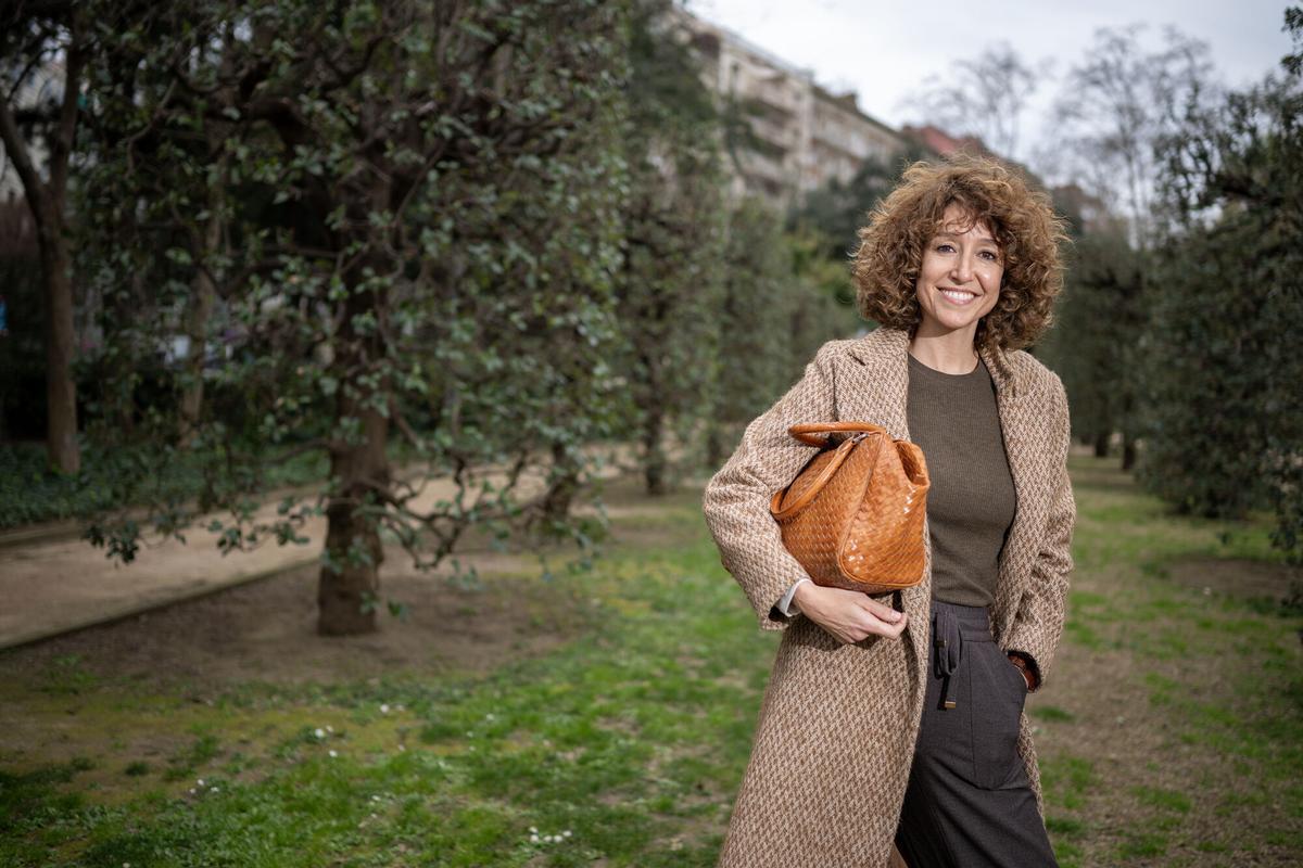 Barcelona 20.02.2026 Cultura Agnès Marqués, ganadora del premio Ramón Llull 2026 de novela, fotografiada en los jardiones del Turó Park. Fotografía de Jordi Cotrina
