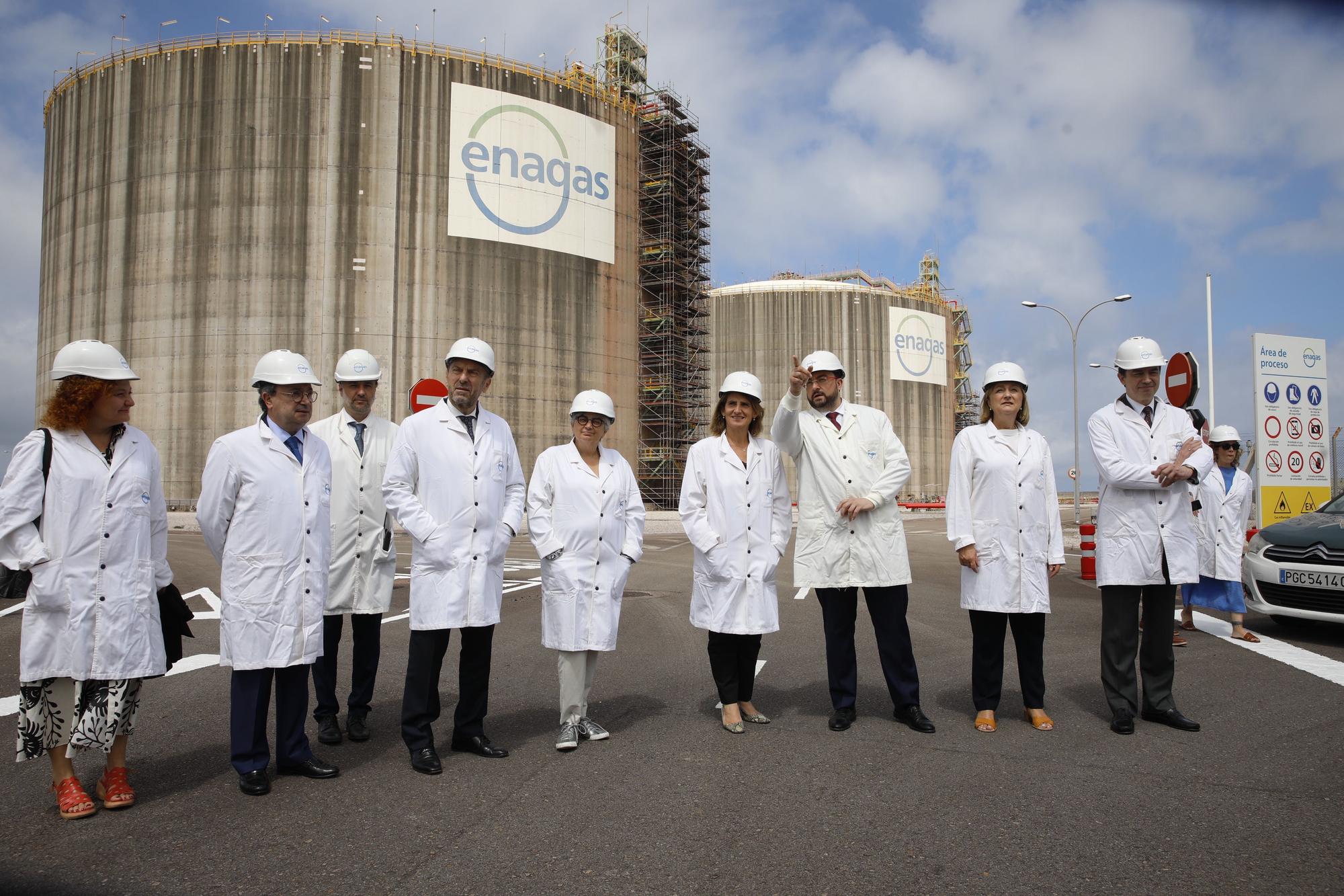 Teresa Ribera visita la planta regasificadora de El Musel