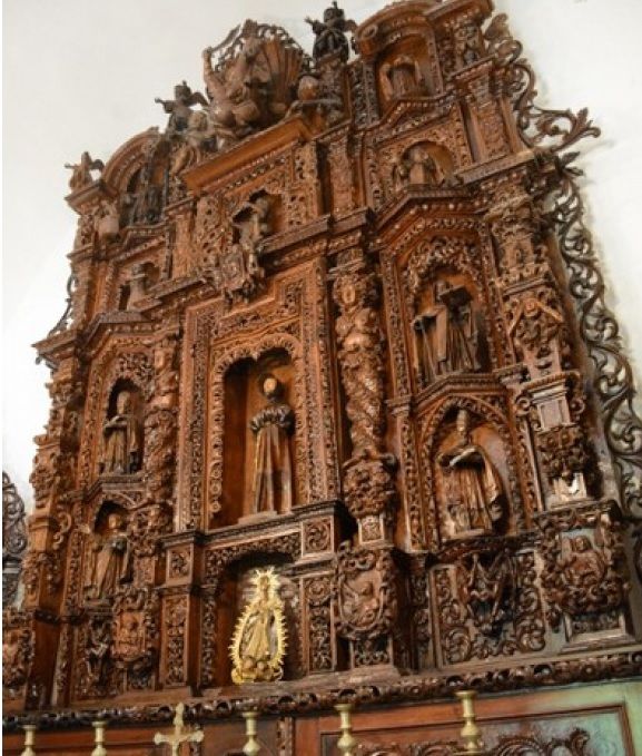 Retablo de la capilla, con las tallas que pretenden llevarse los Franco