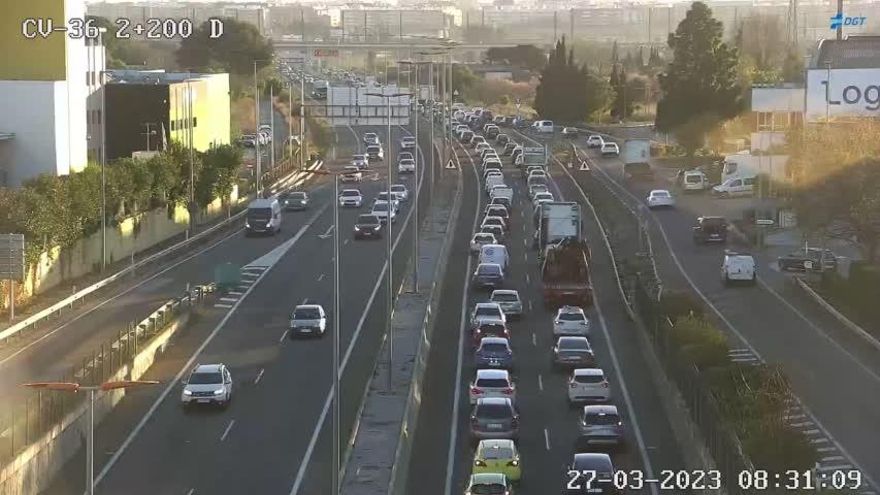 Atascos kilométricos en las vías de acceso a València