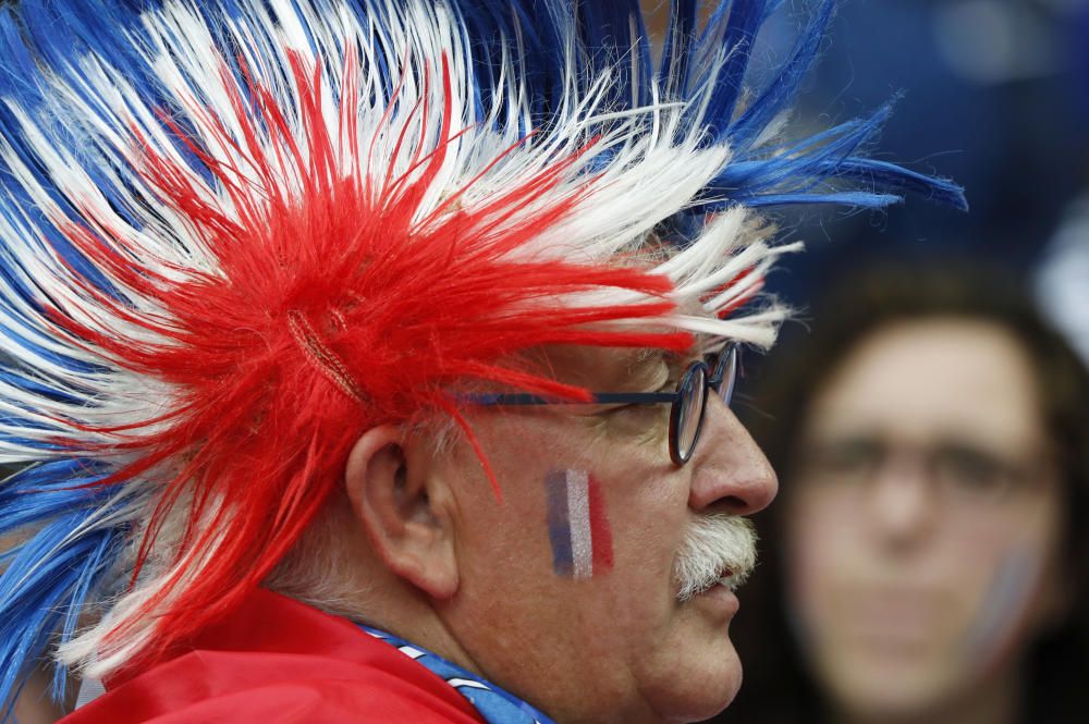 Los seguidores de ambos equipos han puesto colorido al estadio de Saint Denis en el partido inaugural.