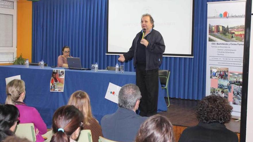 José Ángel Rajoy, durante su conferencia en el Instituto Escultor Juan de Villanueva de Pola de Siero.