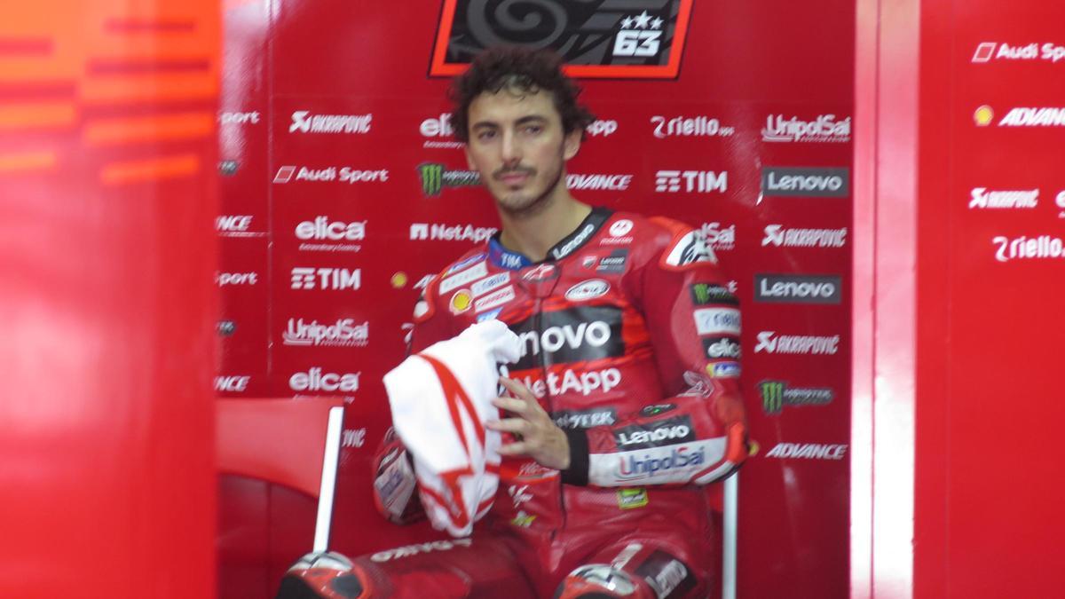 'Pecco' Bagnaia, bicampeón de MotoGP, en el boxe de Ducati de Sepang.