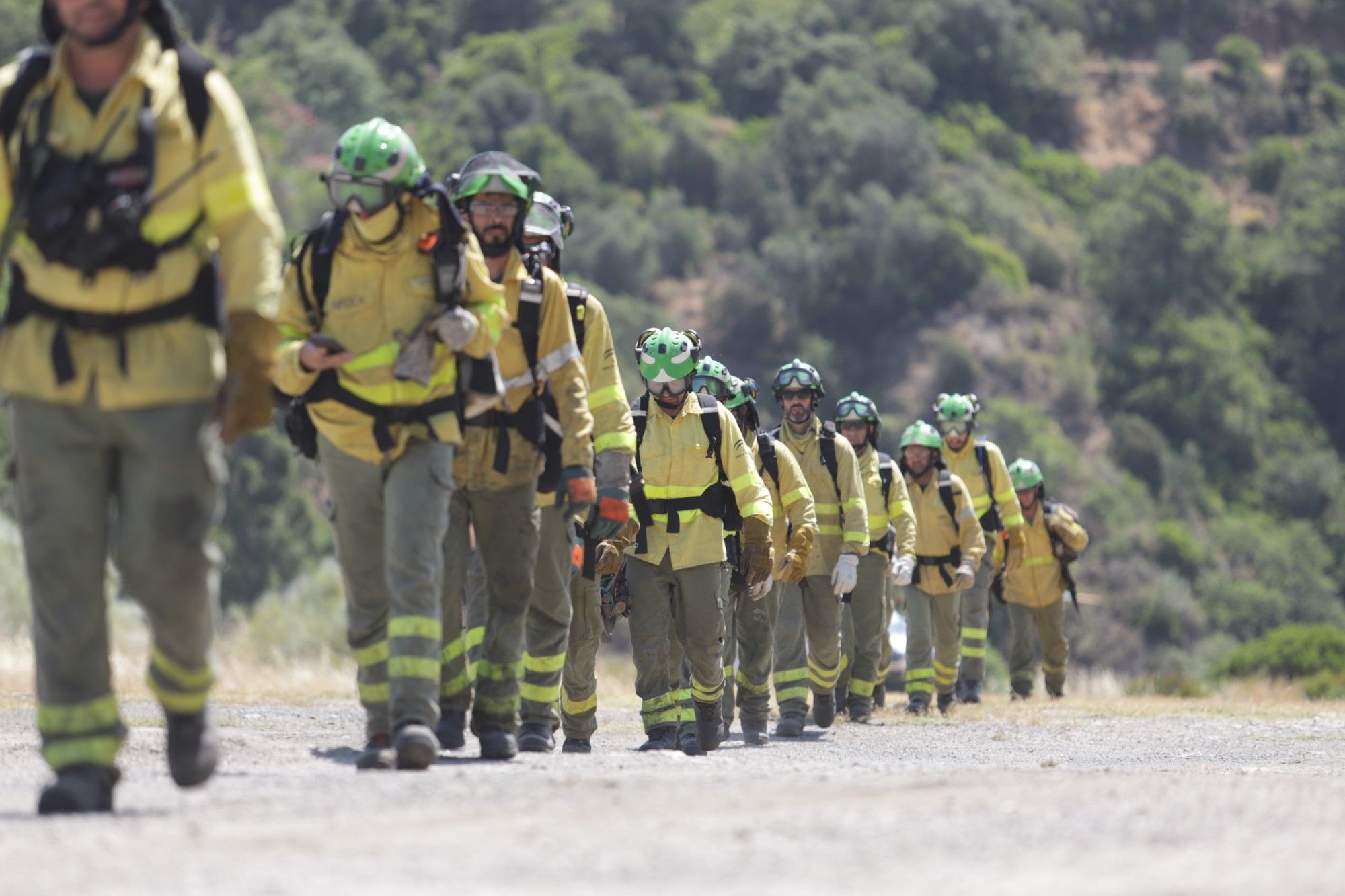 Un millar de efectivos trabajan para controlar el fuego de Sierra Bermeja