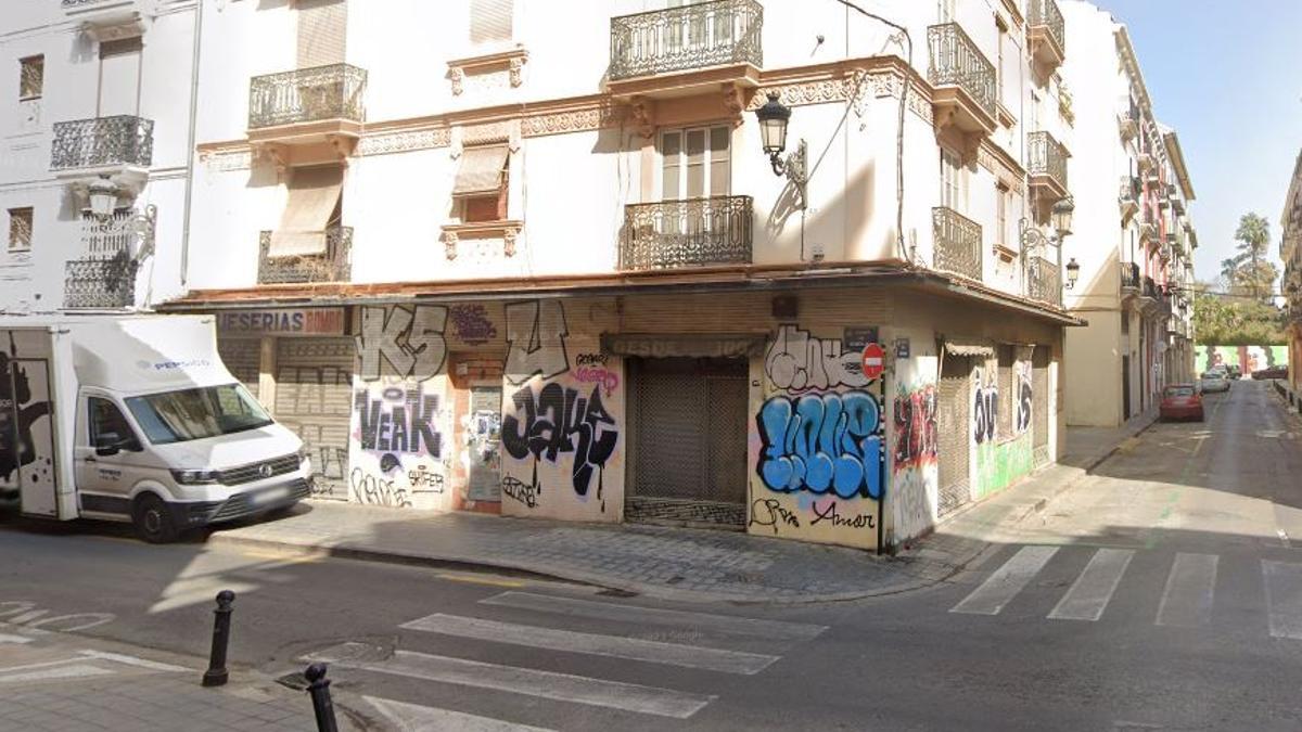 La agresión se produjo en este edificio de la calle Borrull de València.