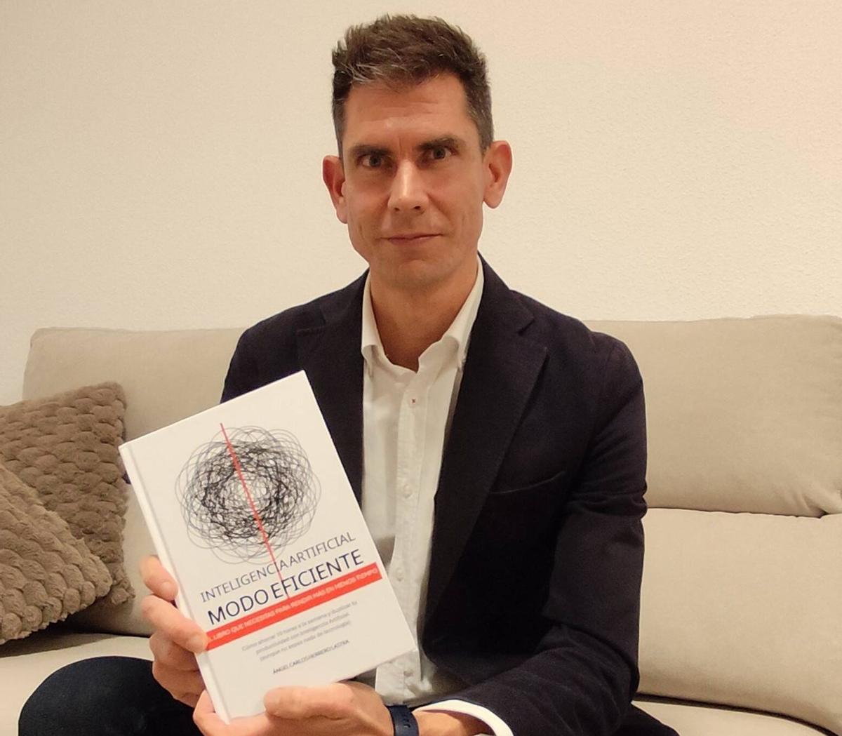El ingeniero zamorano Ángel Carlos Herrero, con su libro práctico sobre inteligencia artificial.
