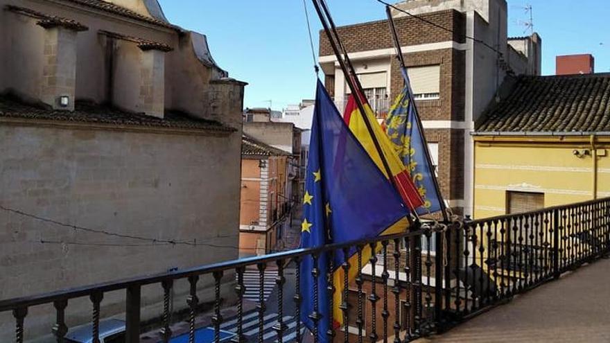 Banderas a media asta en el Ayuntamiento de Sax