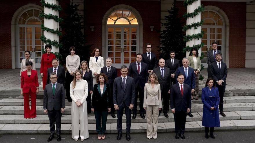 Fotografia del Govern després de la incorporació de la nova ministra d’Educació, Milagros Tolón, ahir a la Moncloa. | JOSÉ LUIS ROCA