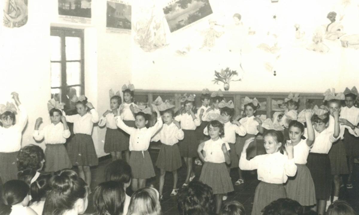 Imagen de alumnos del colegio realizada hace décadas.