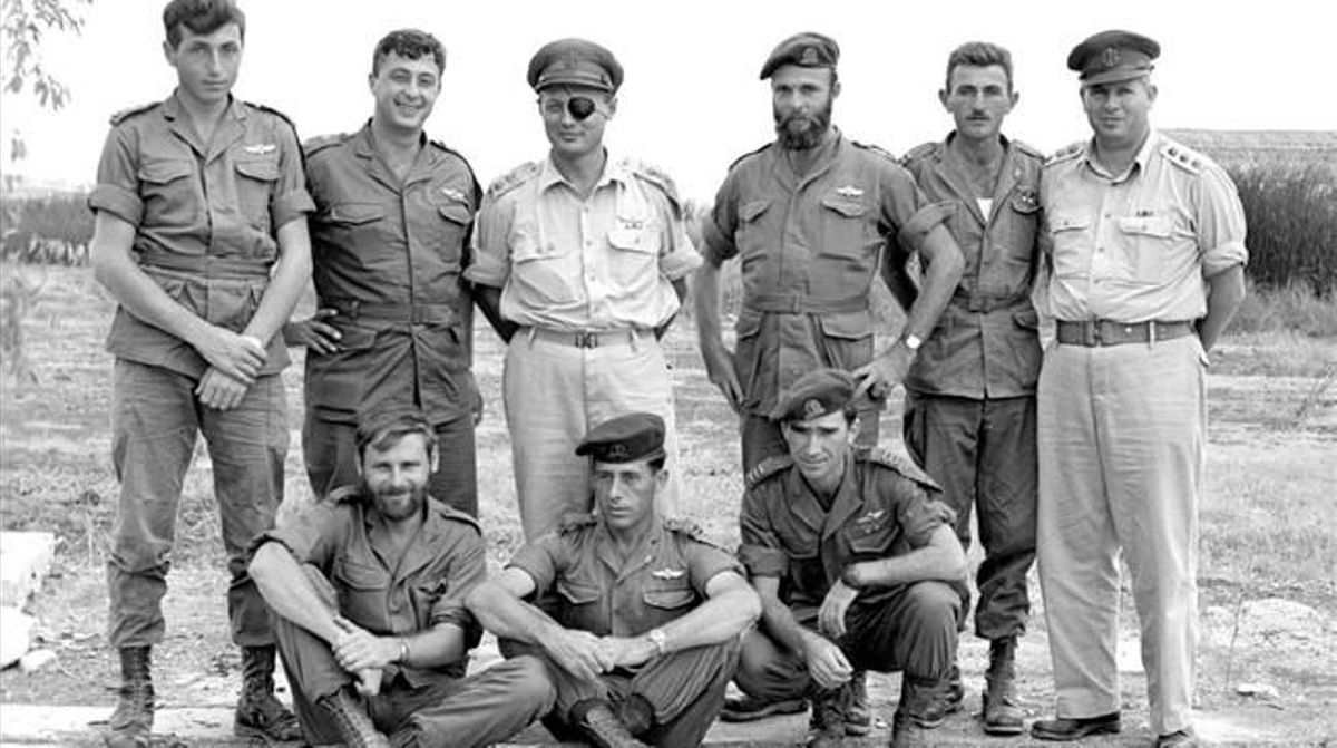 Ariel Sharon i Moshé Dayan, segon i tercer per l’esquerra, amb altres comandaments militars en una foto del 28 d’octubre de 1955.