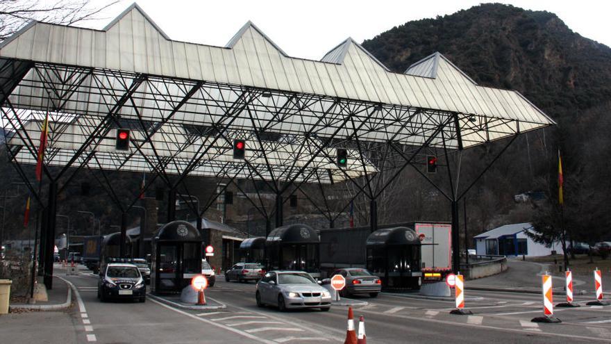 Circulació de pocs vehicles a la frontera que separa Andorra i l&#039;Alt Urgell el primer dia de confinament municipal del passat 7 de gener de 2021