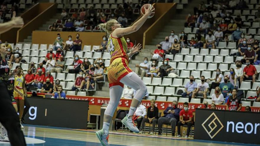 Julia Reisingerova en una acció del partit contra el Bembibre.