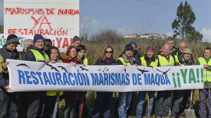 Miembros de la Plataforma de Maqua, ayer, durante la concentración.