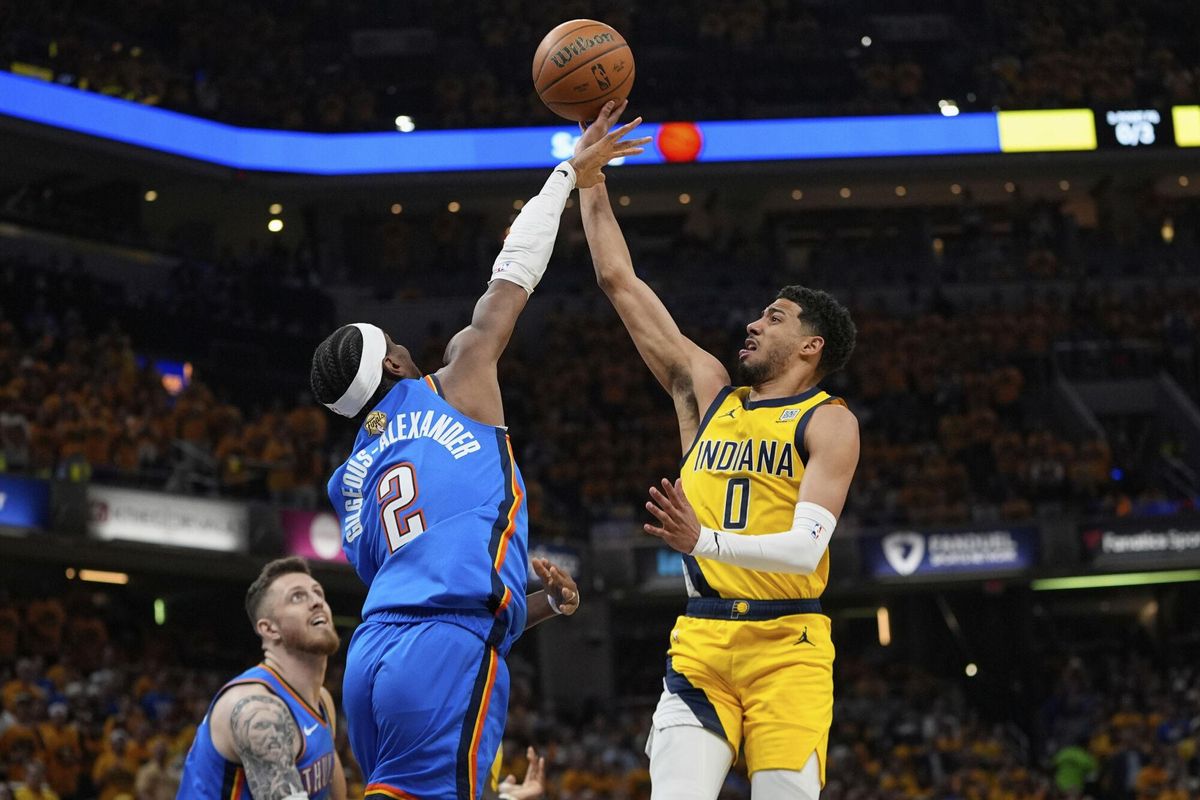 Indiana Pacers guard Tyrese Haliburton (0) shoots over Oklahoma City Thunder guard Shai Gilgeous-Alexander (2) during the first half of Game 6 of the NBA Finals basketball series, Thursday, June 19, 2025, in Indianapolis. (AP Photo/Abbie Parr). EDITORIAL USE ONLY/ONLY ITALY AND SPAIN