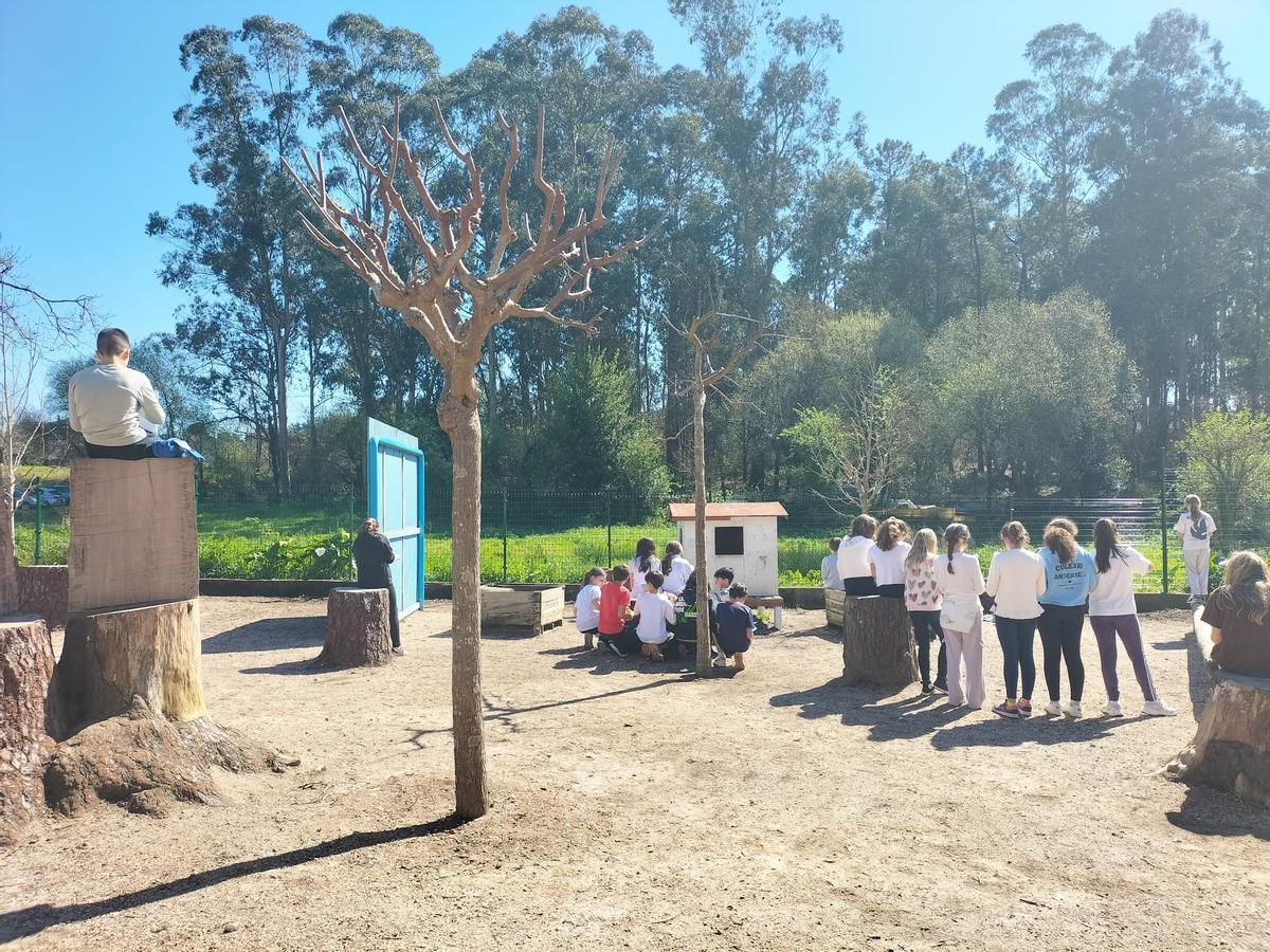 Clase de 5ºA do Colexio Andersen preparando as preguntas para Gema Casal.