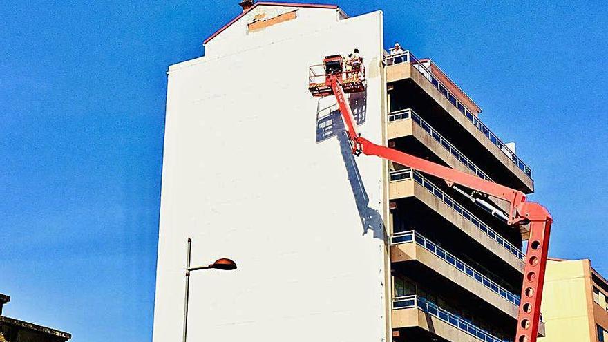 Inicio de las obras del mural en homenaje a O Marisquiño.