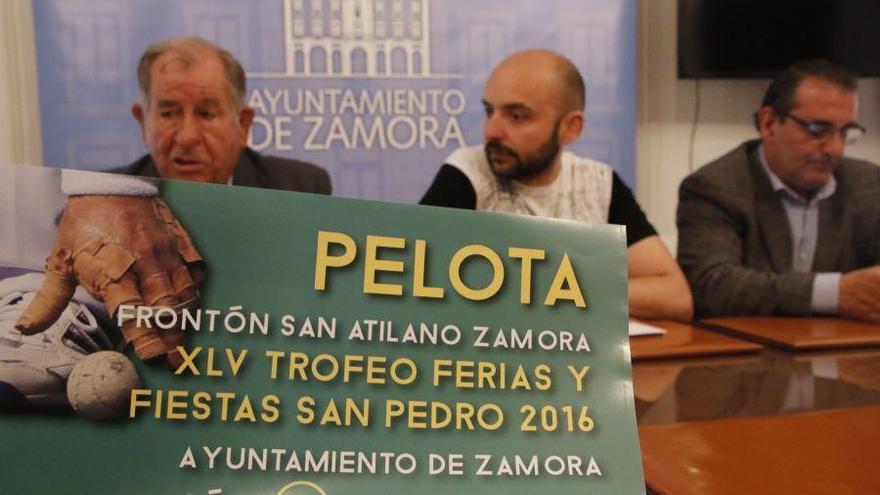 Presentación del trofeo de pelota.