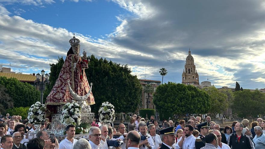 Cientos de murcianos despiden a la Fuensanta antes de su regreso al Santuario