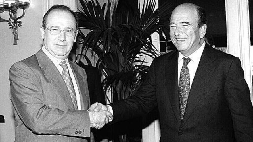 Rodrigo Rato, a la izquierda, y Emilio Botín, en 1997.