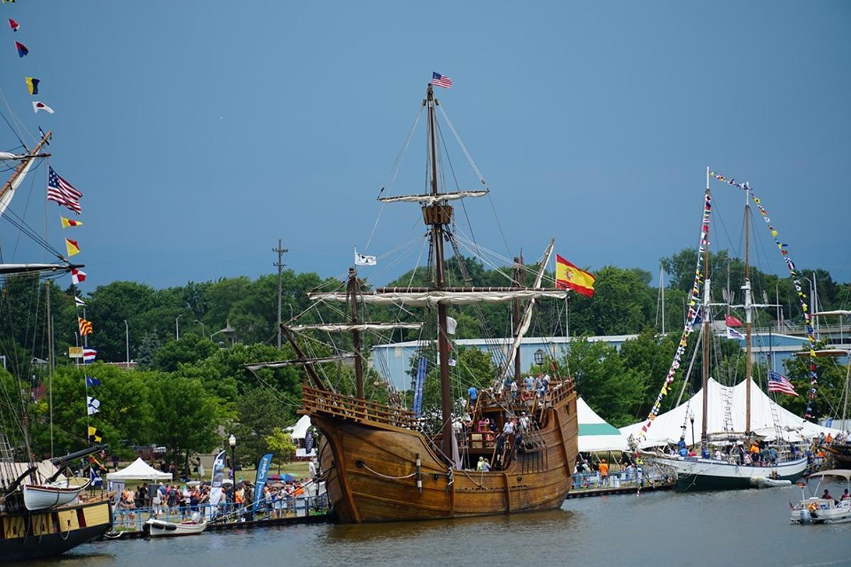 La Nao 'Santa María' atracada en un puerto americano.