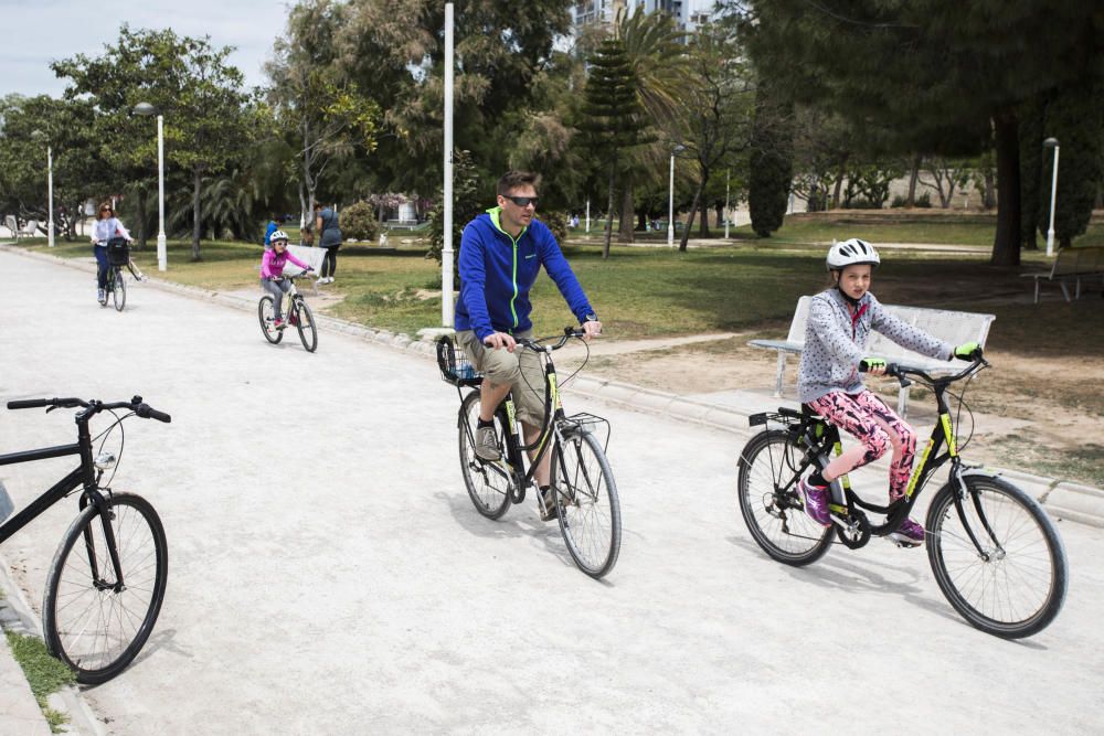 Actividades en el jardín del Túria, el antiguo cauce del río en València.