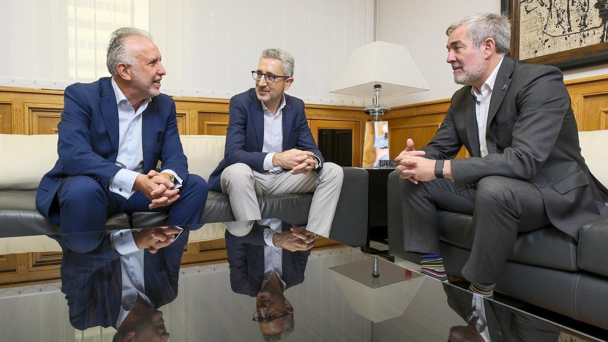 El ministro de Política Territorial, Ángel Víctor Torres; el ministro de Hacienda, Arcadi España; y el presidente de Canarias, Fernando Clavijo.