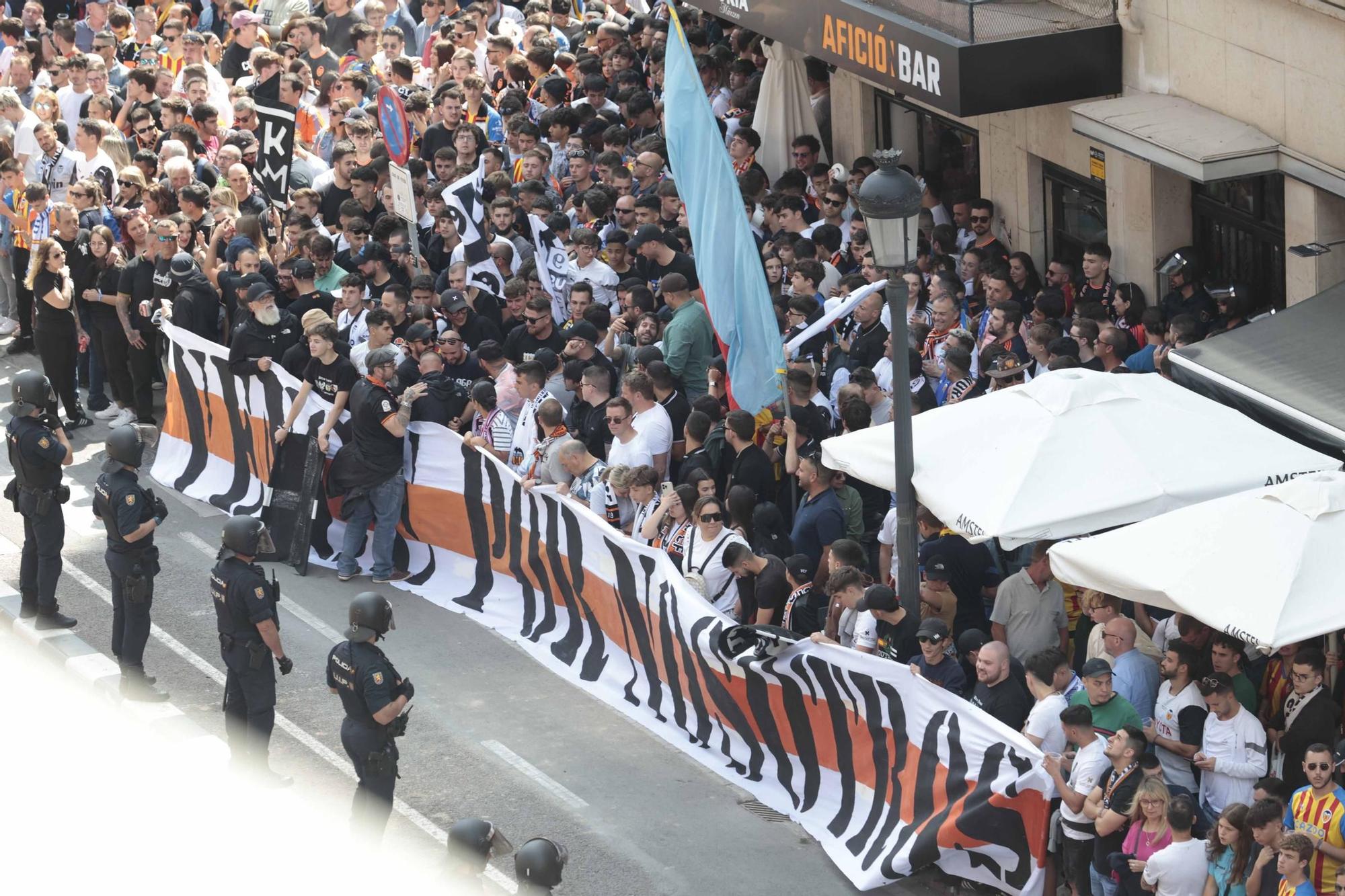 Ambientazo en la llegada de los equipos