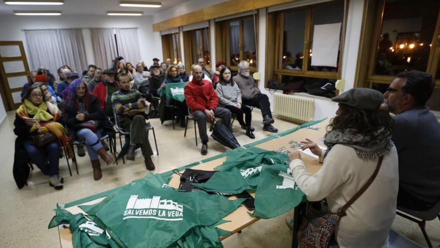 Asistentes a la asamblea de ayer en la biblioteca del Campo. | Luisma Murias