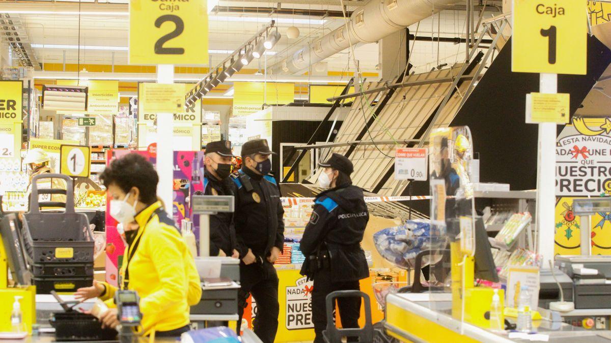 La estructura metálica combinada con madera que se desplomó en la charcutería del Supecco