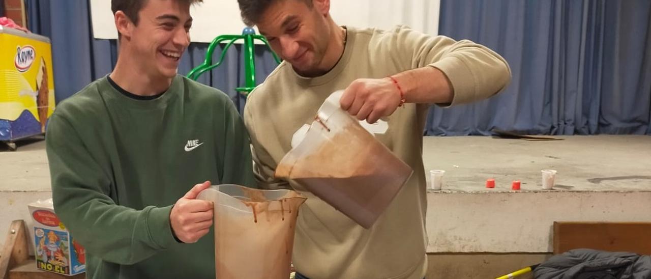 Convidada a chocolate y bizcochos en el primer día de la mascarada de Pozuelo.