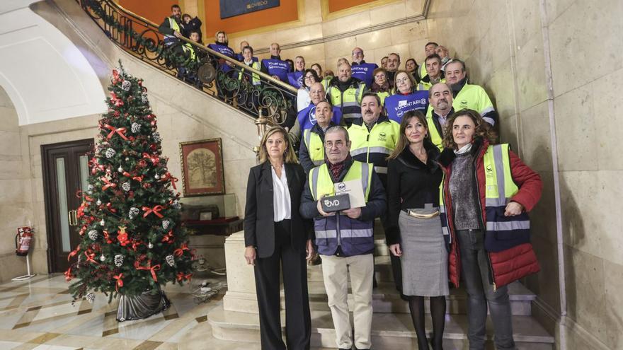 Voluntarios del Banco de Alimentos, en el Ayuntamiento; en primera fila, Bernardo Sopeña, presidente de la organización, flanqueado por las concejalas Concepción Méndez y Leticia González. | Irma Collín