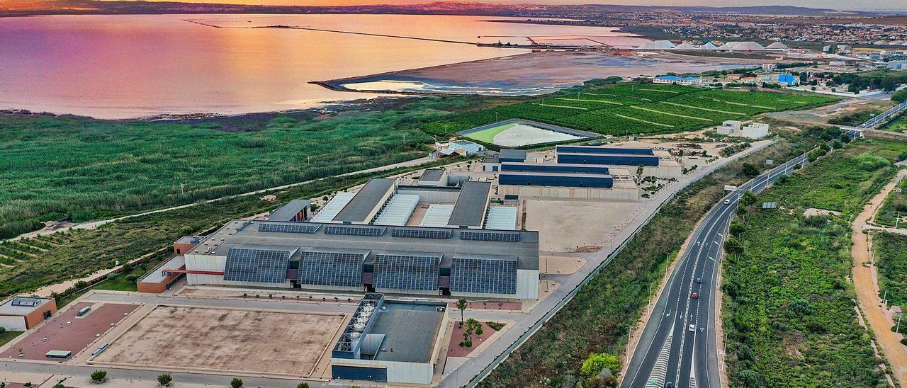 Imagen aérea de la desalinizadora de Torrevieja, junto a la laguna rosa.