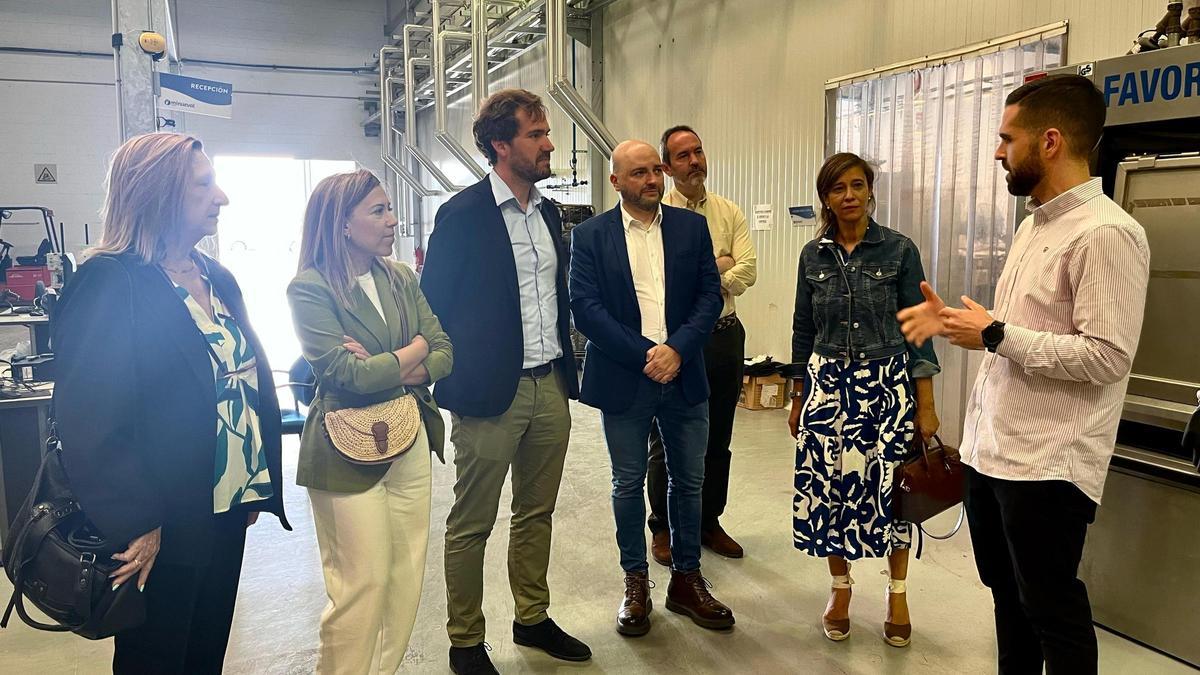 Borja Giménez Larraz y Ana Alós, en su visita al centro de Adislaf en La Puebla de Alfindén.